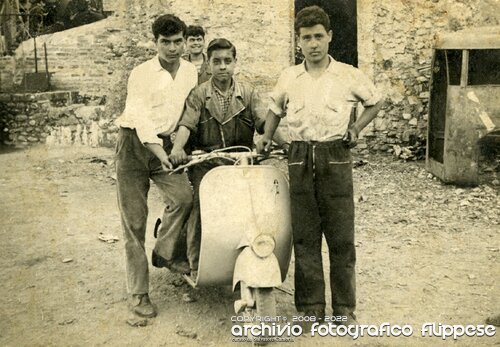 con-la-vespa-1950-a